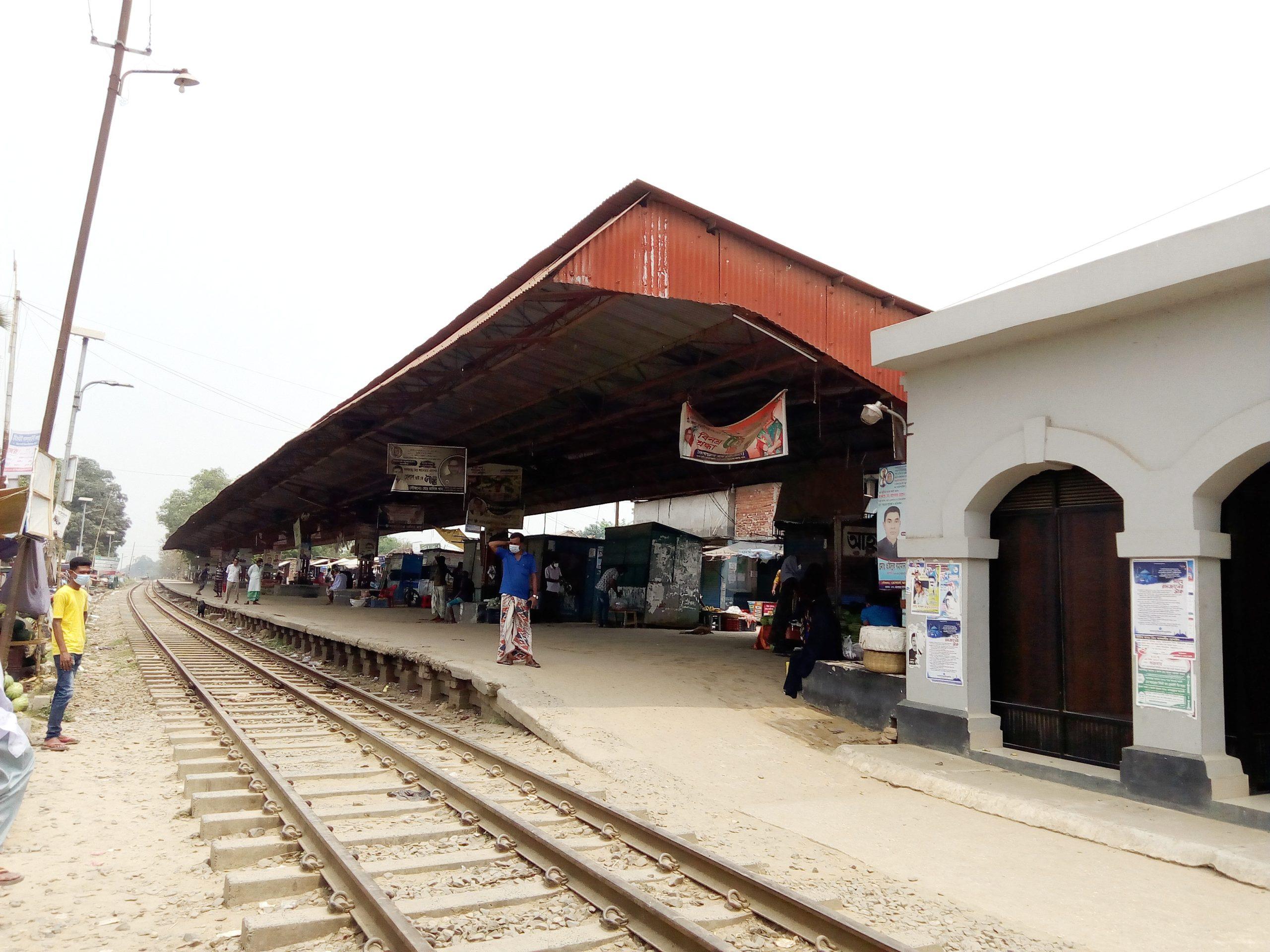 আহসানগঞ্জে ভোগান্তির শিকার হচ্ছেন হাজারো যাত্রী, স্টেশনে ঢাকাগামী ট্রেনের যাত্রাবিরতির দাবি