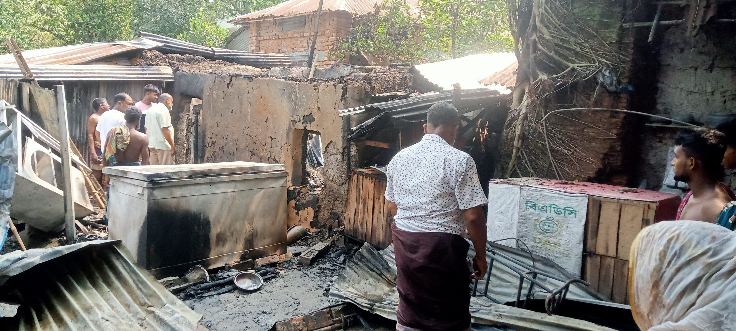 রাণীনগরে বৈদ্যুতিক শর্ট সার্কিটের আগুনে বসতবাড়ি পুড়ে ছাই