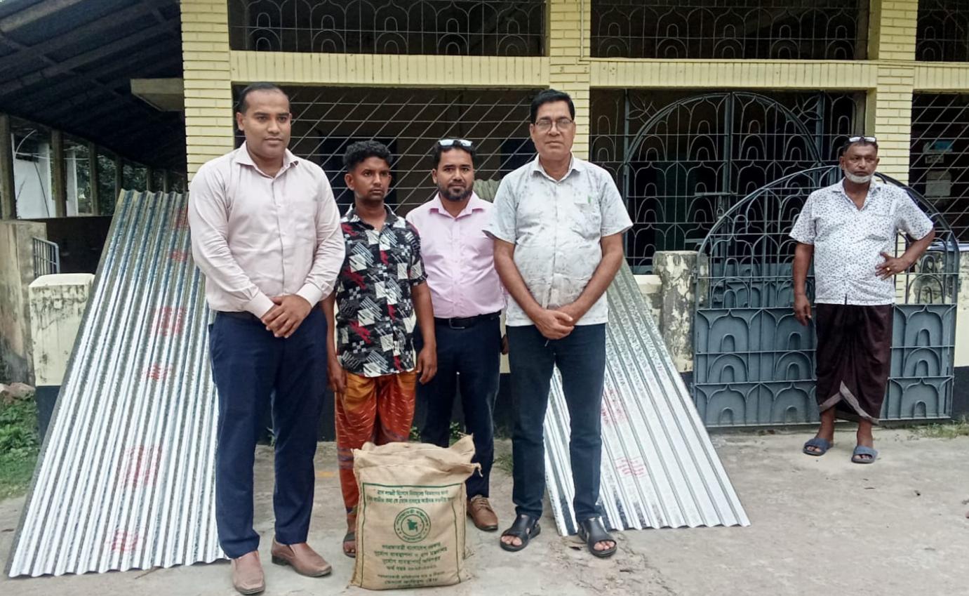 আগুনে সব হারানো পরিবারের পাশে রাণীনগর উপজেলা প্রশাসন