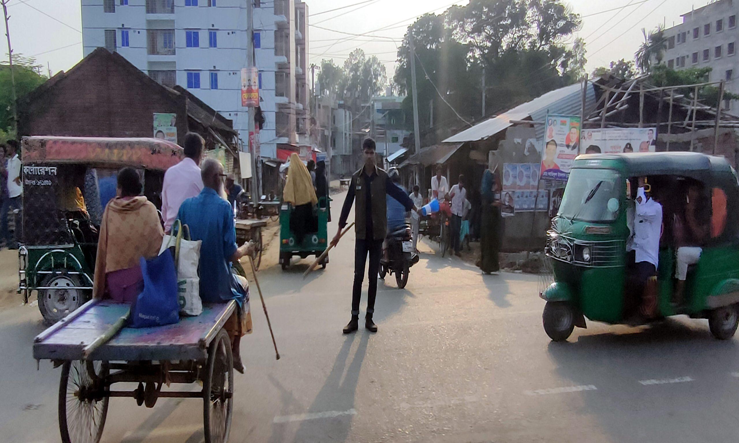 ঈদে দুর্ভোগ কমাতে রাণীনগরের রাজপথে ট্রাফিকের ভূমিকায় আনসার-ভিডিপির সদস্যরা